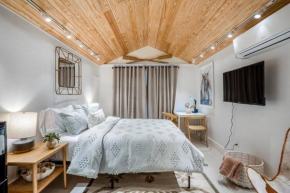 Historic Heights Rustic Urban Tiny Cabin